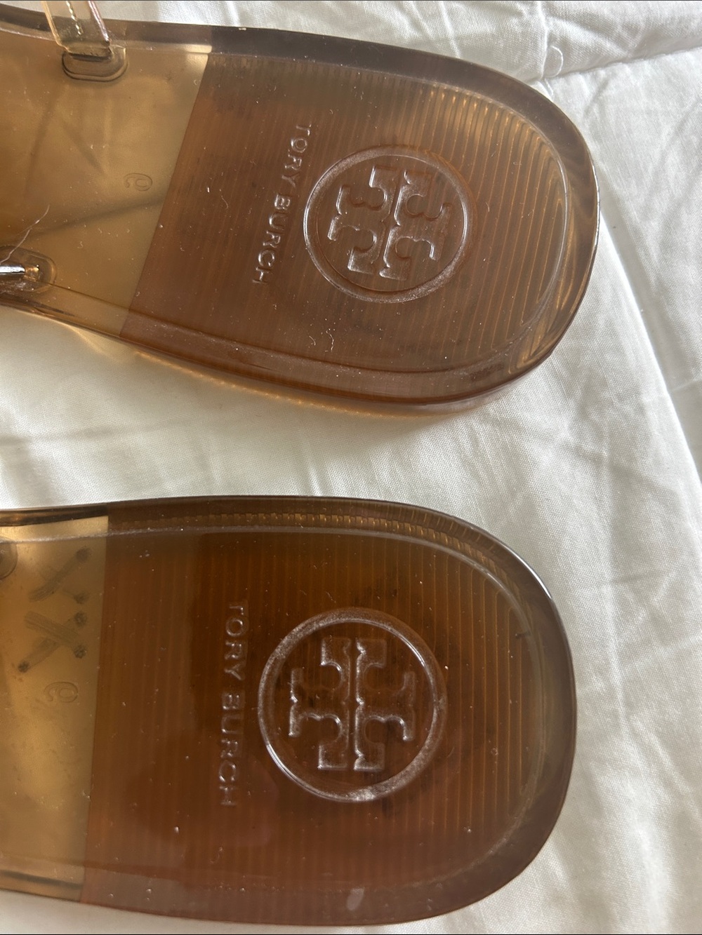 Tory Burch Amber Brown Logo Jelly Thong Sandals - Picture 4 of 5
